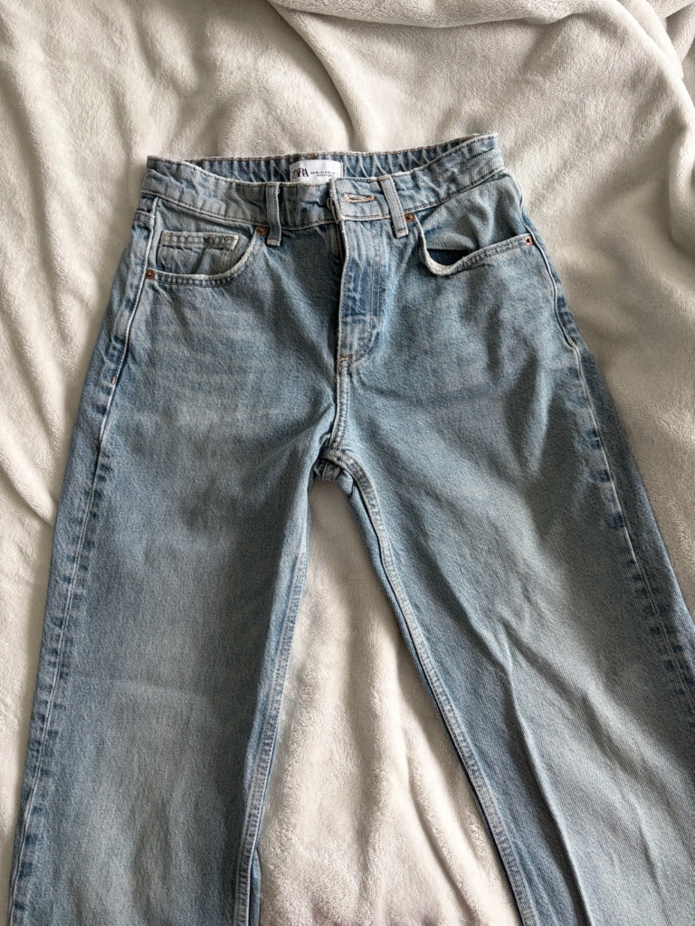 Zara Light Wash Women’s Mid-Rise Straight Jeans